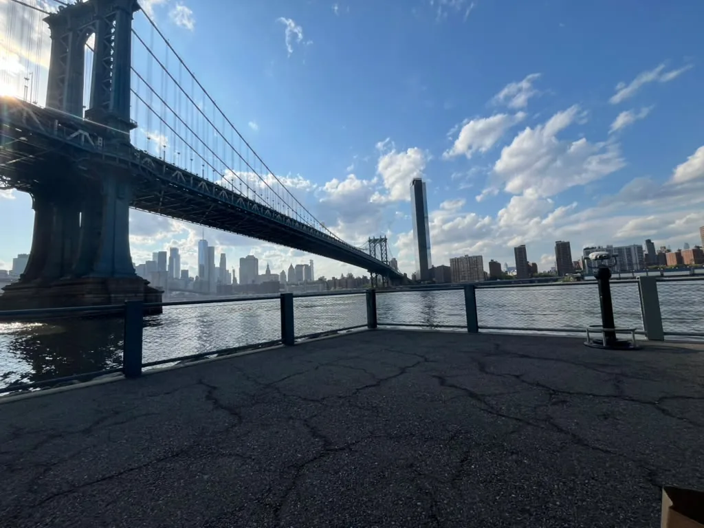 El puente de Manhattan visto desde Brooklyn, Nueva York